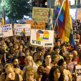 Cientos de personas toman parte en una manifestación contra los ataques a la comunidad gay en Israel. - EFE