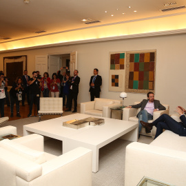 El presidente del Gobierno en funciones, Pedro Sánchez, con el secretario general de Podemos, Pablo Iglesias, en su encuentro en el Palacio de la Moncloa tras las elecciones del 28-A. POOL MONCLOA/Fernando Calvo
