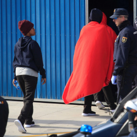 Migrantes en el puerto de Crinavis de San Roque, en la bahía de Algeciras (Cádiz). / EFE - CARRASCO RAGEL