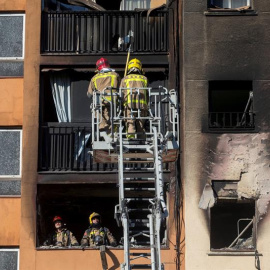 Los Bomberos han logrado controlar el incendio en un edificio de diez plantas en Badalona (Barcelona) que hoy ha causado tres muertos y una quincena de heridos, entre ellos un bebé en estado crítico. EFE/ Quique García