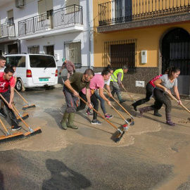 14/09/2019.- Vecinos de Villanueva del Trabuco, una de las zonas más afectadas por la gota fría en la provincia de Málaga, limpian las calles y retiran el barro tras la tromba de agua de la última noche. EFE/Álvaro Cabrera