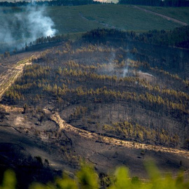 14/09/2019.- Zonas afectadas por el incendio que se mantiene activo desde la tarde del viernes en el municipio orensano de A Gudiña, que ha arrasado hasta el momento 440 hectáreas, si bien la situación ha quedado algo más controlada por las