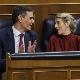 El presidente del Gobierno, Pedro Sánchez (i), junto a la ministra de Trabajo, Yolanda Díaz, durante la sesión de Control al Ejecutivo que celebra el Congreso este miércoles.