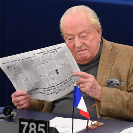 El fundador de Frente Nacional francés, Jean-Marine Le Pen, lee el periódico en su escaño del Parlamento Europeo en una imagen de 2018.-AFP/ARCHIVO