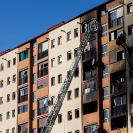 Treball dels bombers en l'extinció de l'incendi al barri de sant Roc de Badalona (Barcelonès). Quique García / EFE