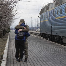 5/2/24 - Personas despidiéndose durante las evacuaciones de la zona de Donetsk, Ucrania, el 5 de febrero de 2024.