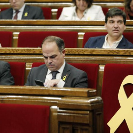 Los diputados de JxCat, Jordi Turull (d), y Josep Rull (i), durante el pleno del Parlament en el que se votará una propuesta de JxCat para legitimar a Carles Puigdemont que, aunque finalmente no incluirá la propuesta de la CUP de reafirmar 