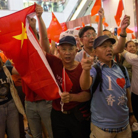 Manifestantes pro-China realizan una contramanifestación ante los críticos con el gobierno en la Plaza Amoy. EFE/EPA/JEROME FAVRE