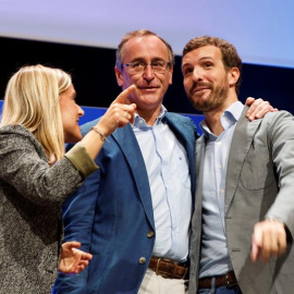 El presidente del PP, Pablo Casado (d), y el líder de los populares vascos, Alfonso Alonso (c), y la secretaria general del PP Vasco, Amaya Fernández (i), durante la clausura este sábado en Vitoria de la Convención del PP vasco. EFE/David A