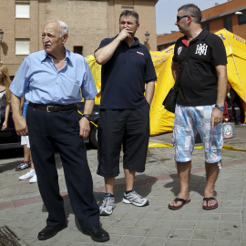 Varios vecinos junto al edificio derrumbado en el barrio madrileño de Carabanchel. REUTERS/Andrea Comas