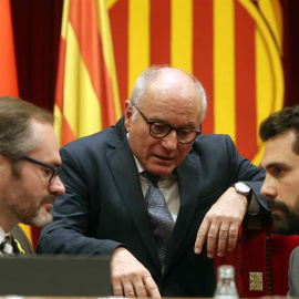 El presidente del Parlament, Roger Torrent (d), y el vicepresidente primero, Josep Costa (i), hablan con el letrado de la cámara, Xavier Muro (c). EFE/ Toni Albir