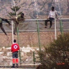 Cerca de 400 inmigrantes tratan de saltar la valla de Melilla.- CRUZ ROJA /EUROPA PRESS