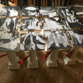 El Guernika fragmentado en partes en la exposición de Defence and Security Equipment International.