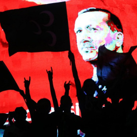 Una pantalla muestra al presidente de Turquía, Recep Tayyip Erdogan, durante una manifestación en Ankara. - AFP