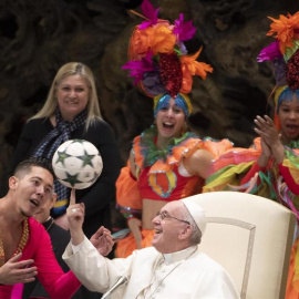 papa Francisco recibe a miembros del Circo de Cuba durante la audiencia general de los miércoles en la Sala Pablo VI en el Vaticano hoy, 2 de enero de 2019. El papa Francisco censuró hoy a aquellas personas que van cada día a la Iglesia y d