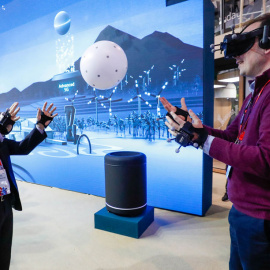 Dos visitantes del Mobile World Congress. REUTERS/Yves Herman