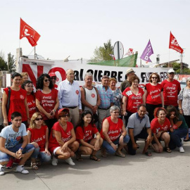 Trabajadores afectados por el ERE de Coca-Cola en el campamento instalado en Fuenlabrada, de donde temen ser desalojados cuando asistan hoy al curso de formación al que les obliga la empresa.-  EFE