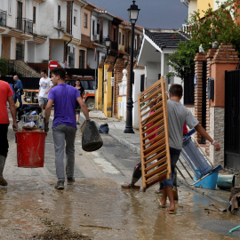 Vecinos, bomberos y Proteccion Civil achican agua en la población de Las Gabias(Granada).Las lluvias de ayer viernes y esta madrugada han dejado 347 incidencias en Andalucía, sobre todo en las provincias de Málaga y Granada y puntualmente e