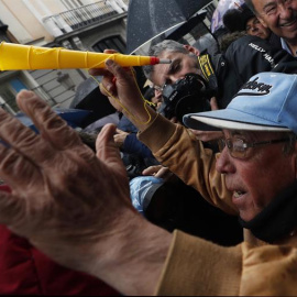 Miles de jubilados de manifiestan en Madrid para que suban las pensiones. EFE/ Javier Lizón