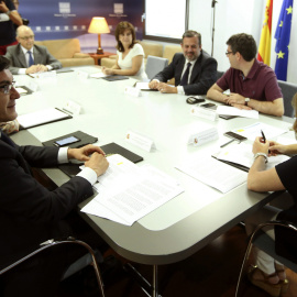 La vicepresidenta del Gobierno, Soraya Sáenz de Santamaría, durante la reunión que ha mantenido con el ministro de Hacienda Cristóbal Montoro, para preparar la presentación del Proyecto de Ley de Presupuestos Generales del Estado para 2016.