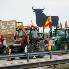 Vista de la concentración de tractores en la A4 a la altura de Madridejos (Toledo), a 6 de febrero de 2024.