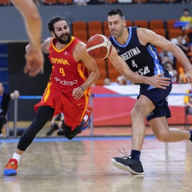 Ricky Rubio y Luis Scola compiten por un balón divido en el último encuentro disputado entre España y Argentina. FEB/Alberto Nevado.