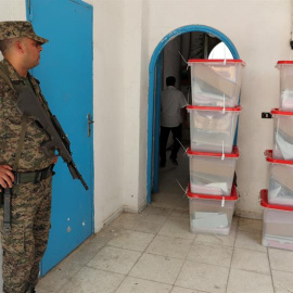 Un soldado vigila las urnas en las que siete millones de tunecinos están llamados a depositar su voto. EFE/EPA/MOHAMED MESSARA