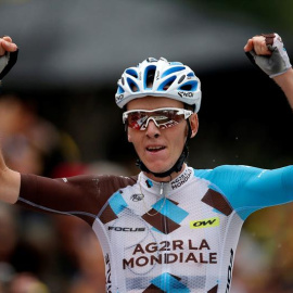 El ciclista francés Romain Bardet celebra su victoria en el Mont Blanc. / YOAN VALAT (EFE)