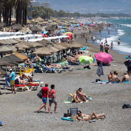 Numerosas personas disfrutan del buen tiempo en las playas de Torremolinos, este sábado en Málaga.