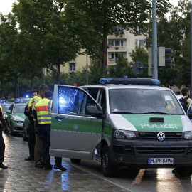 La policía acordona una calle cerca del lugar del tiroteo. REUTERS/Michael Dalder