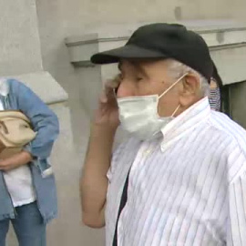 Largas colas para canjear pesetas en el Banco de España