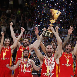 Momento en el que la selección levanta el trofeo del Mundial.  EFE/EPA/ROMAN PILIPEY