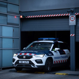 El jugador de fútbol Dani Alves sale detenido en un coche policial tras acudir a declarar en la Comisaría de Les Corts, a 20 de enero de 2023, en Barcelona.