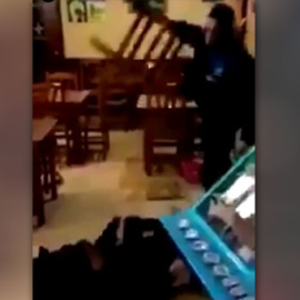 Un momento en el que el guardia urbano golpea al hombre en Lleida.