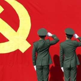 Policías paramilitares levantan sus puños frente a una bandera del Partido Comunista de China antes del XVIII Congreso Nacional del Partido Comunista de China, en una base militar en Hangzhou, en 2012. REUTERS / China Daily