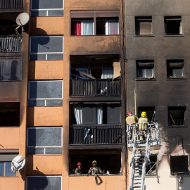 Los Bomberos han logrado controlar el incendio en un edificio de diez plantas en Badalona (Barcelona) que hoy ha causado tres muertos y una quincena de heridos, entre ellos un bebé en estado crítico. EFE/ Quique García