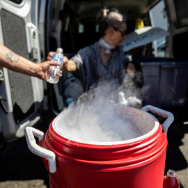La gente usa hielo seco para enfriar agua y Gatorade debido a la escasez de hielo durante una ola de calor sin precedentes en Portland, Oregon.