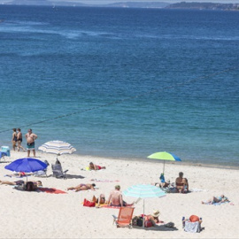 Varias personas se bañan y toman el sol en una playa del municipio de Marín, a 5 de junio de 2021, en Marín, Pontevedra, Galicia.