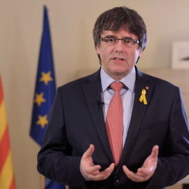 Imagen de Carles Puigdemont tomada del vídeo difundido por redes sociales donde anuncia su "retirada" de la investidura como presidente de la Generalitat. / Reuters