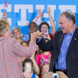 La candidata demócrata a la presidencia de EEUU, Hillary Clinton, junto al senador demócrata de Virginia, Tim Kaine. - EFE