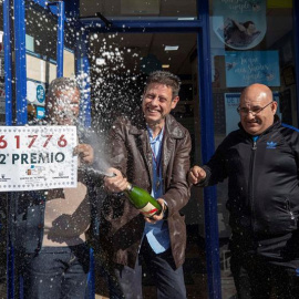 06/01/2018.- El gerente de la administracción de lotería nº 2 de Fortuna José Luis Lozano (c), acompañado de dos amigos celebran con cava la venta de un décimo del segundo premio del sorteo del niño del número 61.776, vendido en Fortuna. EE
