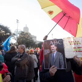 Manifestantes a favor de la unidad de España con fotos del rey Felipe VI en Barcelona, antes de la inaugiración del Mobile World Congress. EFE/Marta Pérez