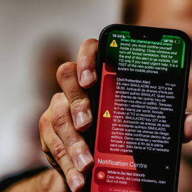 Quan s’activa el sistema, tots els mòbils que tinguin cobertura de les antenes de telefonia situades a la zona que les autoritats hagin determinat, reben un avís