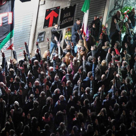 Decenas de miembros del movimiento fascista italiano Casa Pound levantan sus manos haciendo el 'Saludo romano'. EFE/Archivo
