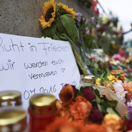 Flores y velas para recordar a las víctimas frente al centro comercial donde el viernes se produjo el ataque en Munich. EFE