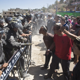 Jóvenes colonos judíos se enfrentan a la Policía israelí. - REUTERS