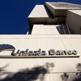 El logo de Unicaja Banco en su sede central en Málaga. EFE/Daniel Pérez