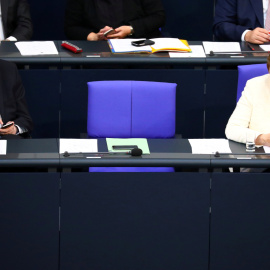 Fotografía de archivo de la canciller alemana Angela Merkel y el ministro del Interior, Horst Seehofer, usando sus móviles en el Bundestag. /REUTERS