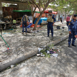Miembros de las fuerzas de seguridad inspeccionan el lugar del atentado. - REUTERS