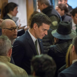El secretario general del PSOE, Pedro Sánchez (c), a su llegada al Teatro de la Maestranza de Sevilla, en los actos del Día de Andalucía. EFE/Julio Muñoz